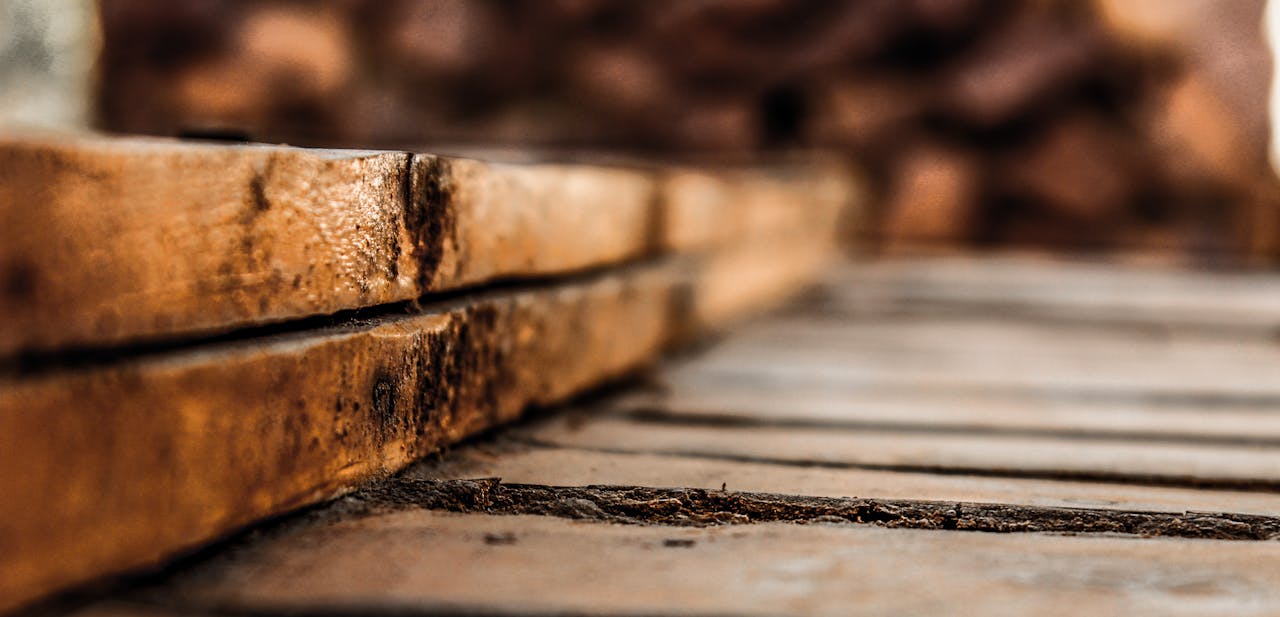 Selective Focus Photography of Brown Surface